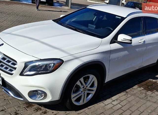 Белый Мерседес ГЛА-Класс, объемом двигателя 1.99 л и пробегом 45 тыс. км за 25000 $, фото 3 на Automoto.ua