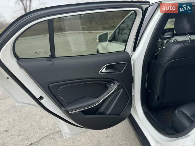 Белый Мерседес ГЛА-Класс, объемом двигателя 1.99 л и пробегом 25 тыс. км за 24000 $, фото 24 на Automoto.ua
