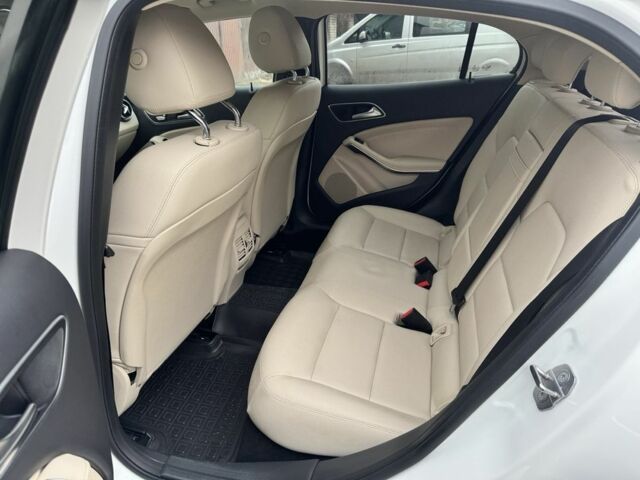 Білий Мерседес ГЛА-Клас, об'ємом двигуна 2 л та пробігом 143 тис. км за 21900 $, фото 4 на Automoto.ua