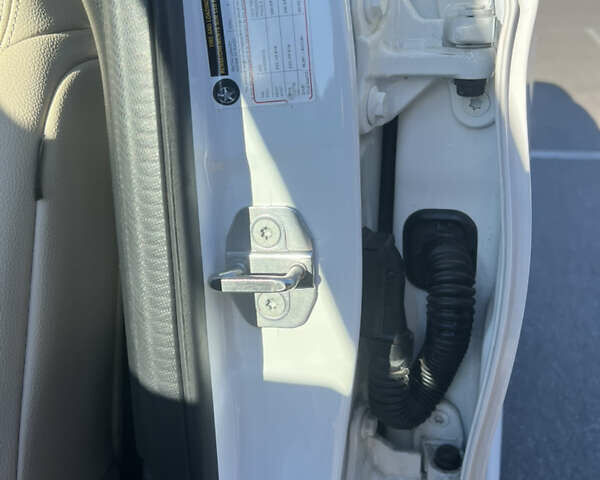 Белый Мерседес ГЛА-Класс, объемом двигателя 1.99 л и пробегом 89 тыс. км за 22500 $, фото 26 на Automoto.ua