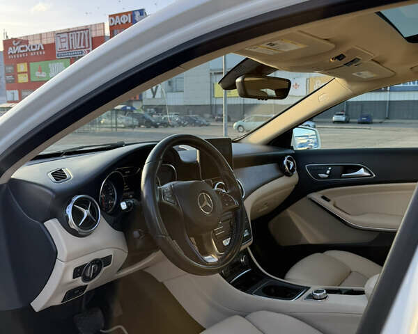 Белый Мерседес ГЛА-Класс, объемом двигателя 1.99 л и пробегом 140 тыс. км за 25000 $, фото 11 на Automoto.ua