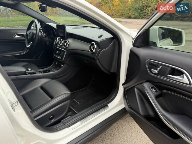 Белый Мерседес ГЛА-Класс, объемом двигателя 1.99 л и пробегом 104 тыс. км за 18900 $, фото 19 на Automoto.ua