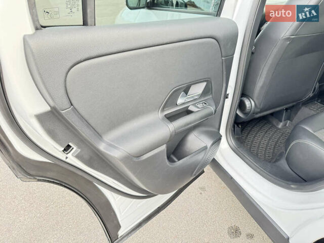 Белый Мерседес ГЛА-Класс, объемом двигателя 1.95 л и пробегом 167 тыс. км за 29500 $, фото 38 на Automoto.ua