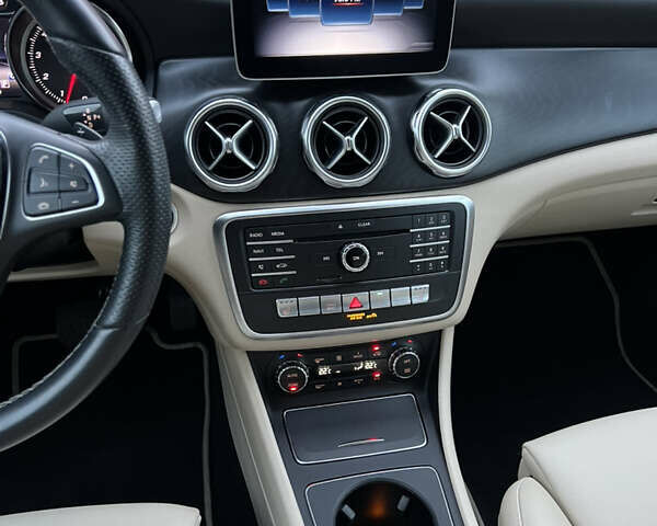 Красный Мерседес ГЛА-Класс, объемом двигателя 1.99 л и пробегом 29 тыс. км за 18999 $, фото 31 на Automoto.ua