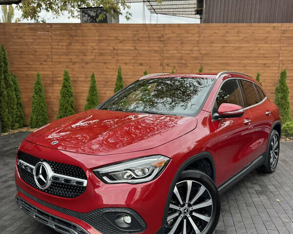 Красный Мерседес ГЛА-Класс, объемом двигателя 2 л и пробегом 70 тыс. км за 28500 $, фото 1 на Automoto.ua