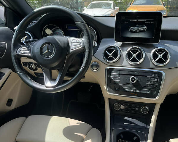 Серый Мерседес ГЛА-Класс, объемом двигателя 1.99 л и пробегом 63 тыс. км за 18000 $, фото 3 на Automoto.ua