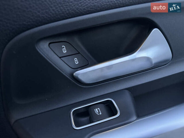 Белый Мерседес GLB-Class, объемом двигателя 1.99 л и пробегом 21 тыс. км за 28999 $, фото 49 на Automoto.ua