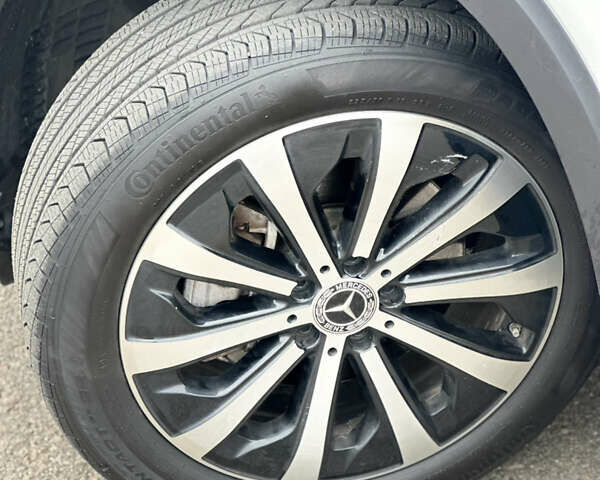 Белый Мерседес GLB-Class, объемом двигателя 1.99 л и пробегом 44 тыс. км за 34500 $, фото 2 на Automoto.ua