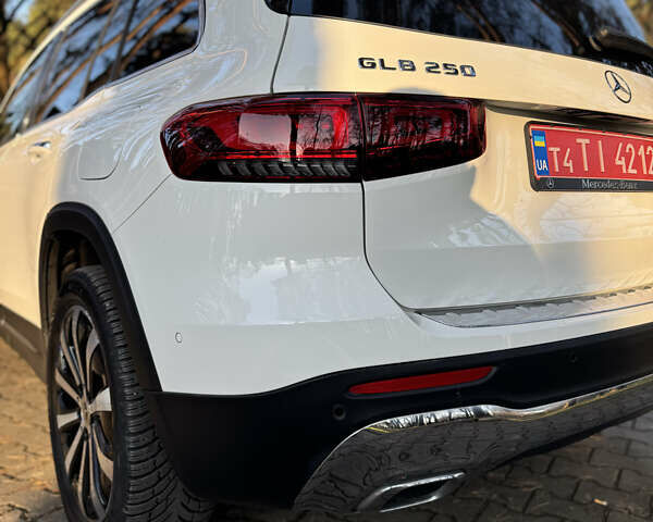 Белый Мерседес GLB-Class, объемом двигателя 1.99 л и пробегом 70 тыс. км за 29900 $, фото 6 на Automoto.ua