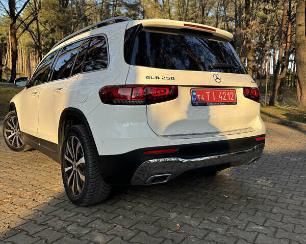 Белый Мерседес GLB-Class, объемом двигателя 1.99 л и пробегом 70 тыс. км за 29900 $, фото 4 на Automoto.ua