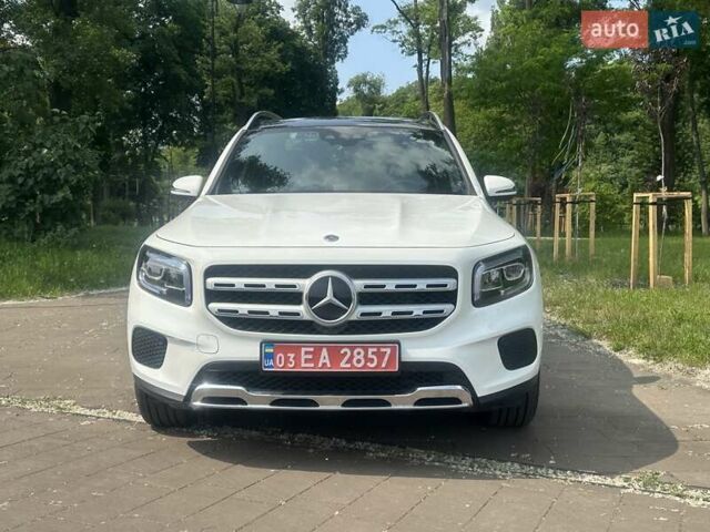 Белый Мерседес GLB-Class, объемом двигателя 1.95 л и пробегом 33 тыс. км за 37999 $, фото 2 на Automoto.ua