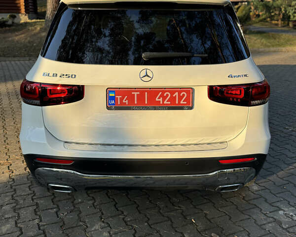 Белый Мерседес GLB-Class, объемом двигателя 1.99 л и пробегом 70 тыс. км за 29900 $, фото 2 на Automoto.ua