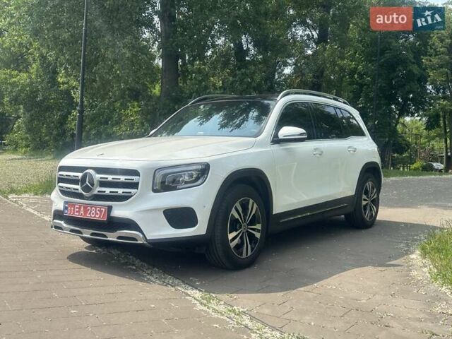 Белый Мерседес GLB-Class, объемом двигателя 1.95 л и пробегом 33 тыс. км за 37999 $, фото 3 на Automoto.ua