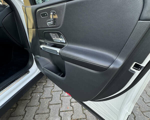 Белый Мерседес GLB-Class, объемом двигателя 1.99 л и пробегом 70 тыс. км за 29900 $, фото 37 на Automoto.ua
