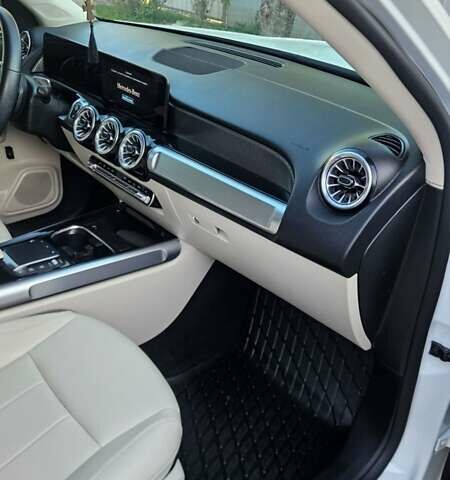 Белый Мерседес GLB-Class, объемом двигателя 1.99 л и пробегом 28 тыс. км за 32500 $, фото 26 на Automoto.ua