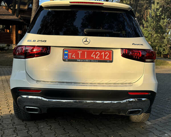 Белый Мерседес GLB-Class, объемом двигателя 1.99 л и пробегом 70 тыс. км за 29900 $, фото 3 на Automoto.ua