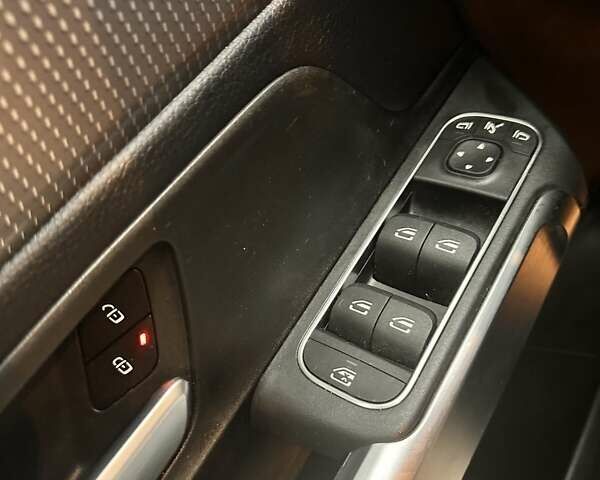 Белый Мерседес GLB-Class, объемом двигателя 2 л и пробегом 25 тыс. км за 37500 $, фото 3 на Automoto.ua