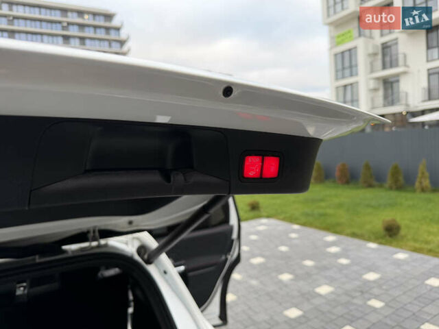 Білий Мерседес GLB-Class, об'ємом двигуна 2 л та пробігом 52 тис. км за 32000 $, фото 71 на Automoto.ua