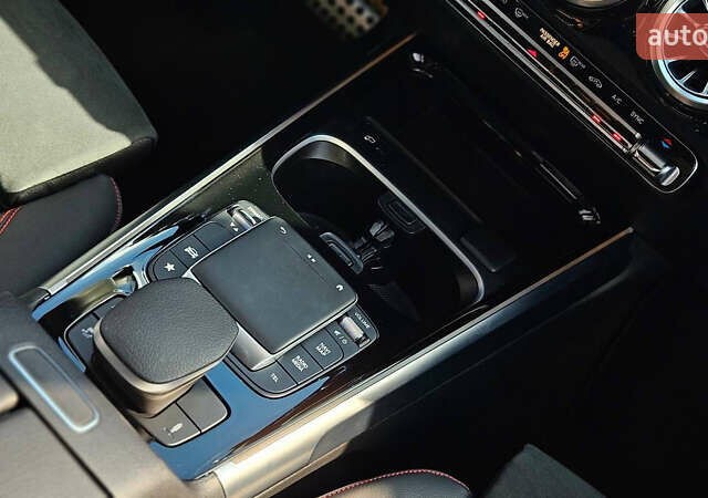 Червоний Мерседес GLB-Class, об'ємом двигуна 1.99 л та пробігом 24 тис. км за 77000 $, фото 40 на Automoto.ua