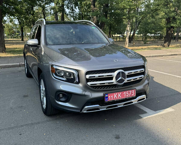 Серый Мерседес GLB-Class, объемом двигателя 1.99 л и пробегом 74 тыс. км за 27950 $, фото 1 на Automoto.ua
