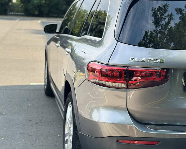 Серый Мерседес GLB-Class, объемом двигателя 1.99 л и пробегом 74 тыс. км за 27950 $, фото 6 на Automoto.ua