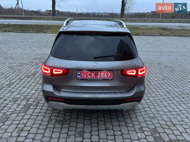 Серый Мерседес GLB-Class, объемом двигателя 1.99 л и пробегом 49 тыс. км за 27700 $, фото 1 на Automoto.ua