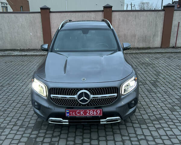 Серый Мерседес GLB-Class, объемом двигателя 1.99 л и пробегом 49 тыс. км за 27700 $, фото 5 на Automoto.ua