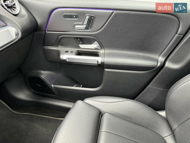 Сірий Мерседес GLB-Class, об'ємом двигуна 1.99 л та пробігом 29 тис. км за 35000 $, фото 27 на Automoto.ua