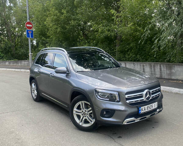 Серый Мерседес GLB-Class, объемом двигателя 1.99 л и пробегом 27 тыс. км за 37999 $, фото 1 на Automoto.ua