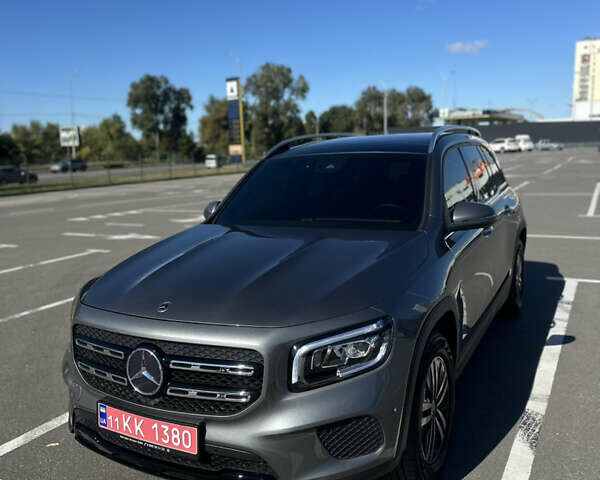 Серый Мерседес GLB-Class, объемом двигателя 1.95 л и пробегом 27 тыс. км за 37500 $, фото 1 на Automoto.ua