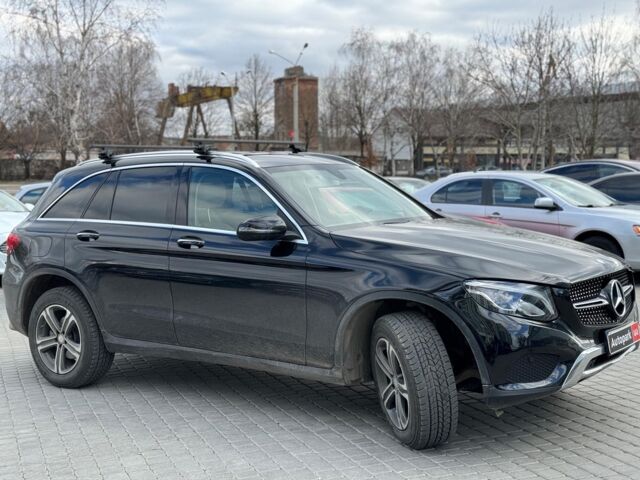 Чорний Мерседес GLC 300, об'ємом двигуна 2 л та пробігом 126 тис. км за 29490 $, фото 2 на Automoto.ua