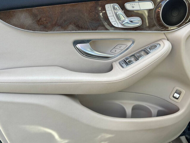 Серый Мерседес GLC 300, объемом двигателя 2 л и пробегом 155 тыс. км за 20800 $, фото 7 на Automoto.ua