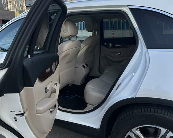 Белый Мерседес ГЛЦ-Класс, объемом двигателя 1.99 л и пробегом 157 тыс. км за 28200 $, фото 23 на Automoto.ua