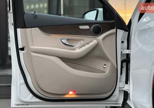 Мерседес ГЛЦ-Класс 2017 в Киеве на Automoto.ua Белый Мерседес ГЛЦ-Класс, объемом двигателя 2.14 л и пробегом 57 тыс. км за 36999 $, фото 11 на Automoto.ua