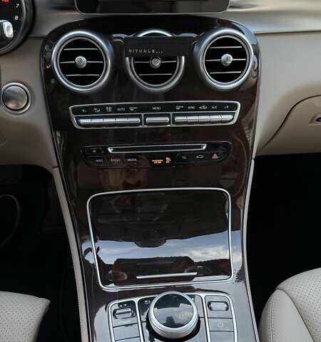 Мерседес ГЛЦ-Класс 2017 в Львове на Automoto.ua Белый Мерседес ГЛЦ-Класс, объемом двигателя 2 л и пробегом 121 тыс. км за 24500 $, фото 12 на Automoto.ua