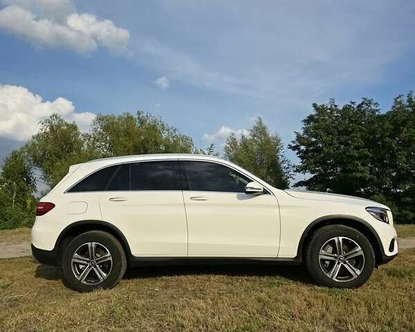 Белый Мерседес ГЛЦ-Класс, объемом двигателя 1.99 л и пробегом 70 тыс. км за 28982 $, фото 1 на Automoto.ua