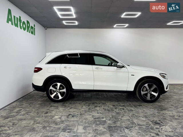 Белый Мерседес ГЛЦ-Класс, объемом двигателя 2 л и пробегом 124 тыс. км за 35900 $, фото 2 на Automoto.ua