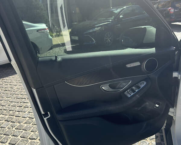 Мерседес ГЛЦ-Класс 2020 в Киеве на Automoto.ua Белый Мерседес ГЛЦ-Класс, объемом двигателя 2 л и пробегом 46 тыс. км за 42500 $, фото 9 на Automoto.ua