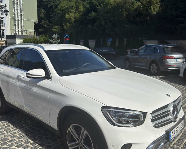Мерседес ГЛЦ-Класс 2020 в Киеве на Automoto.ua Белый Мерседес ГЛЦ-Класс, объемом двигателя 2 л и пробегом 46 тыс. км за 42500 $, фото 7 на Automoto.ua