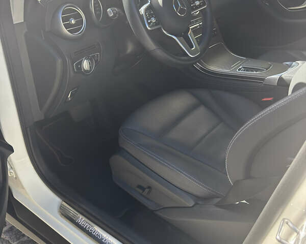 Мерседес ГЛЦ-Класс 2020 в Киеве на Automoto.ua Белый Мерседес ГЛЦ-Класс, объемом двигателя 2 л и пробегом 46 тыс. км за 42500 $, фото 5 на Automoto.ua