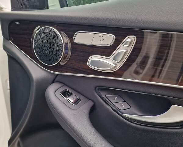 Белый Мерседес ГЛЦ-Класс, объемом двигателя 2 л и пробегом 50 тыс. км за 35000 $, фото 21 на Automoto.ua