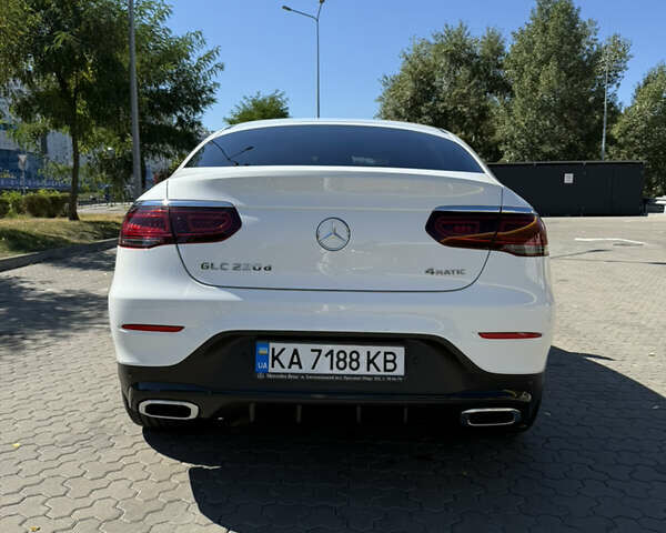 Белый Мерседес ГЛЦ-Класс, объемом двигателя 1.95 л и пробегом 39 тыс. км за 62900 $, фото 1 на Automoto.ua