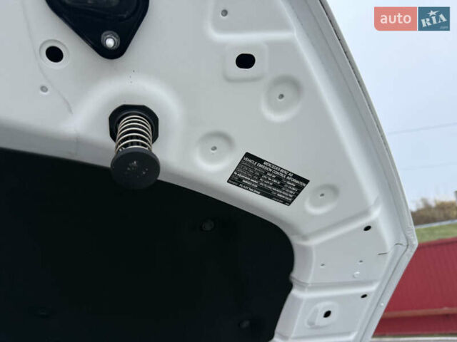 Білий Мерседес ГЛЦ-Клас, об'ємом двигуна 2 л та пробігом 46 тис. км за 33900 $, фото 68 на Automoto.ua
