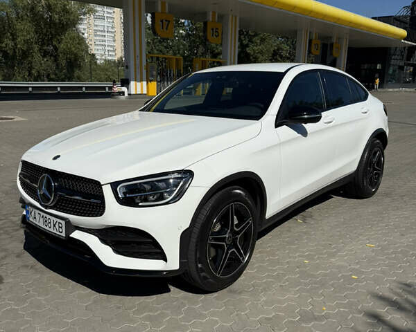 Белый Мерседес ГЛЦ-Класс, объемом двигателя 1.95 л и пробегом 39 тыс. км за 62900 $, фото 2 на Automoto.ua