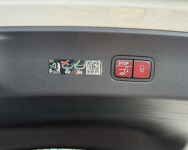 Белый Мерседес ГЛЦ-Класс, объемом двигателя 2 л и пробегом 14 тыс. км за 82000 $, фото 52 на Automoto.ua