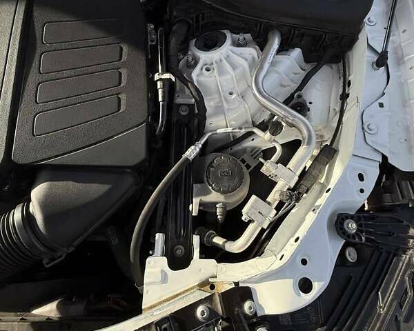 Белый Мерседес ГЛЦ-Класс, объемом двигателя 2 л и пробегом 14 тыс. км за 82000 $, фото 17 на Automoto.ua