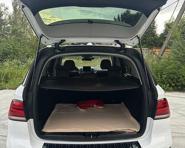 Мерседес ГЛЕ-Класс 2017 в Снятине на Automoto.ua Белый Мерседес ГЛЕ-Класс, объемом двигателя 2.14 л и пробегом 84 тыс. км за 34900 $, фото 37 на Automoto.ua