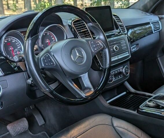 Серый Мерседес GLS 450, объемом двигателя 3 л и пробегом 68 тыс. км за 36900 $, фото 7 на Automoto.ua