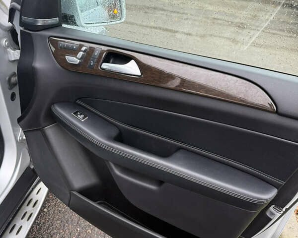 Сірий Мерседес ГЛС-Класс, об'ємом двигуна 3 л та пробігом 175 тис. км за 24900 $, фото 15 на Automoto.ua