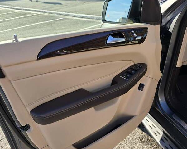 Серый Мерседес ГЛС-Класс, объемом двигателя 3 л и пробегом 110 тыс. км за 45550 $, фото 35 на Automoto.ua